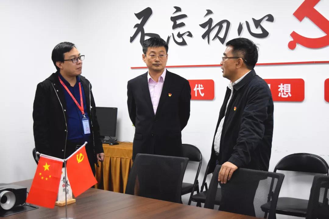 中共安陽(yáng)市委網(wǎng)信辦主任路玉軍、副主任王曉萌等一行人蒞臨安陽(yáng)青峰網(wǎng)絡(luò)指導(dǎo)工作