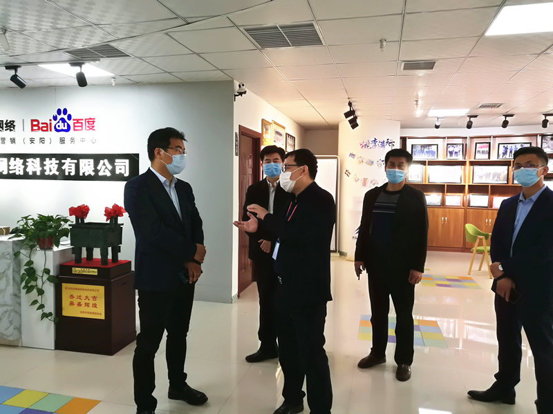 安陽(yáng)市商務(wù)局副局長(zhǎng)張躍勇，攜同天津伍創(chuàng)電子商務(wù)有限公司李富民一行蒞臨安陽(yáng)青峰網(wǎng)絡(luò)參觀指導(dǎo)??！